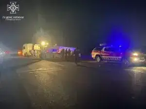 Вантажівка в кюветі