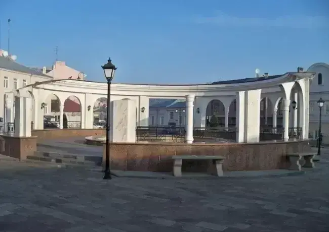 Фонтан на площі Пресвятої Марії