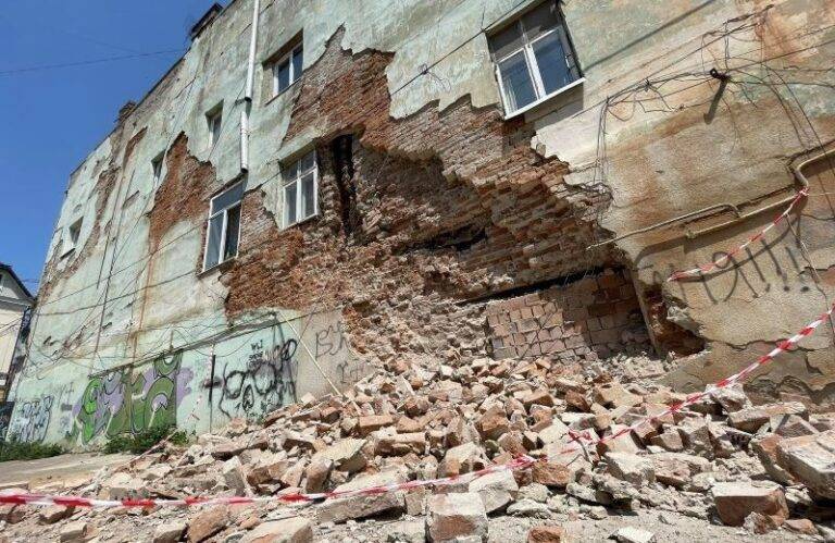 Аварійний будинок на вулиці Руській, 6