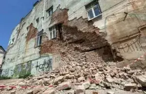 Аварійний будинок на вулиці Руській, 6