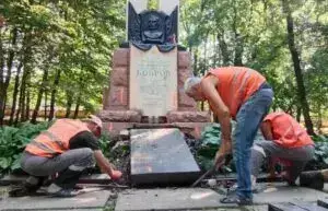 У парку Шевченка демонтують пам'ятники радянським генералам