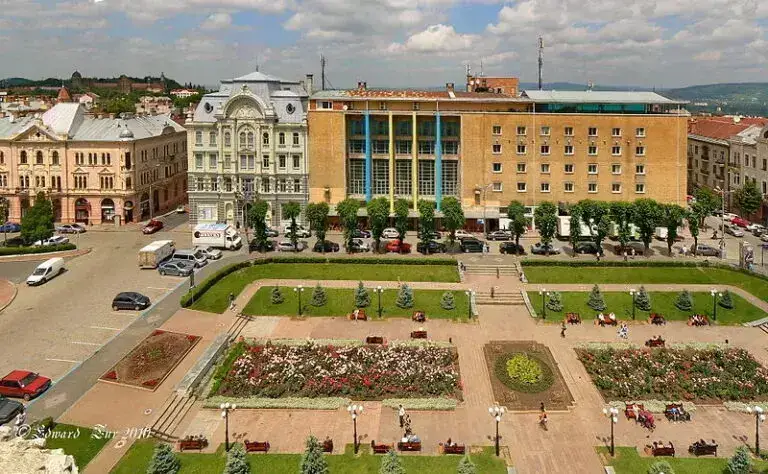 Театральна площа у Чернівцях