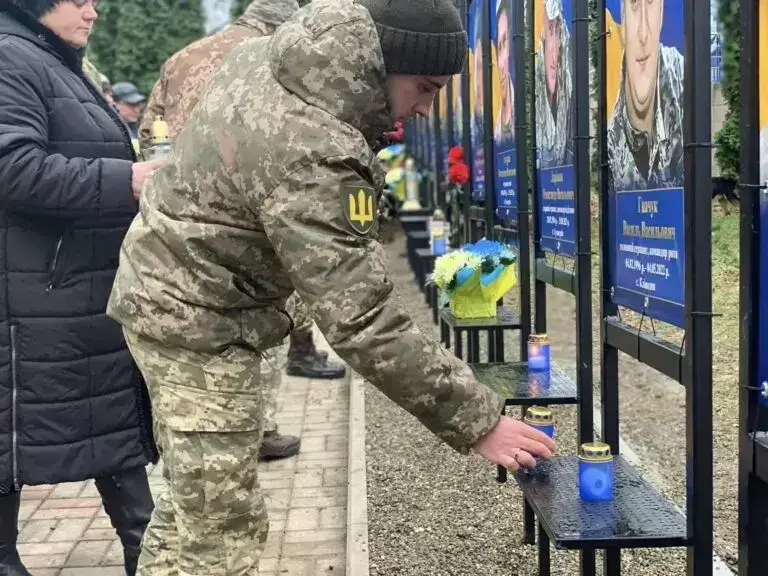 Алея Слави загиблим героям у Кіцмані / Фото: Чернівецька обласна рада