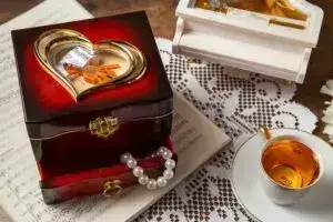 Фурнітура для шкатулок – важливі дрібнички творчого процесу / Фото: freepik.com