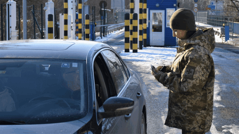 Перевірка чоловіків на кордоні / Фото: vsn.ua