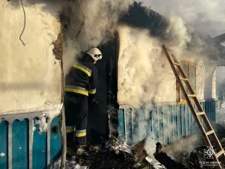 На Буковині загорівся житловий будинок / Фото: ДСНС у Чернівецькій області