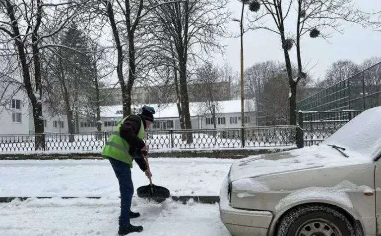 Прибирання снігу у Чернівцях / Фото: acc.cv.ua