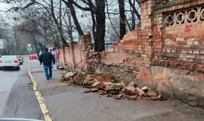 Аварійний паркан на вул. Зеленій