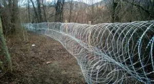 Загорожа з колючого дроту