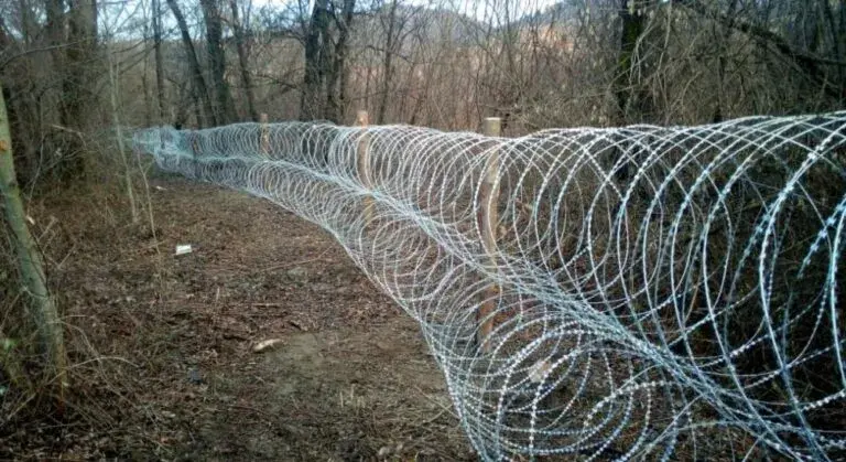 Загорожа з колючого дроту