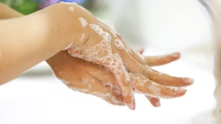 Якою водою мити руки