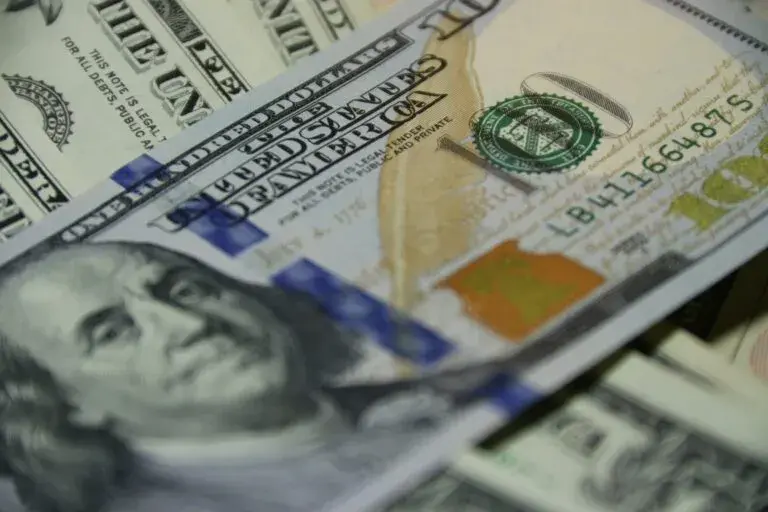 У Чернівцях чоловік вкрав у незнайомця 5000 доларів