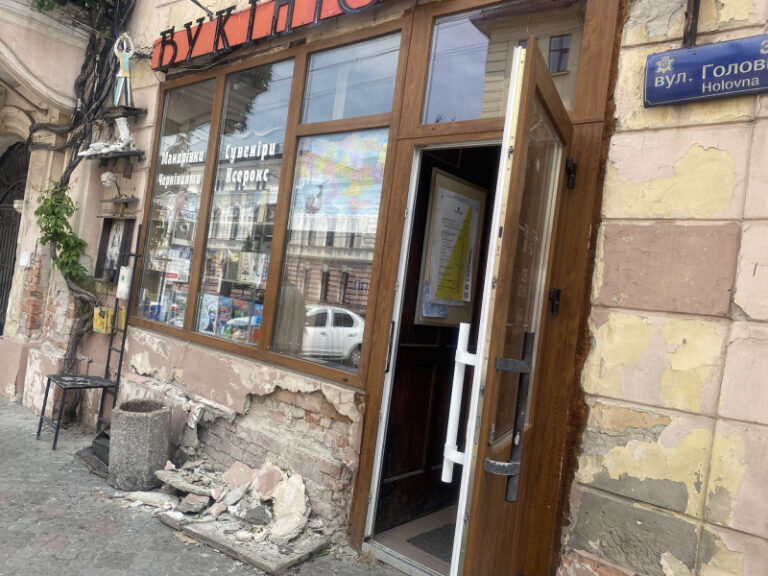 У центрі Чернівців стався обвал фасаду книгарні "Букініст"