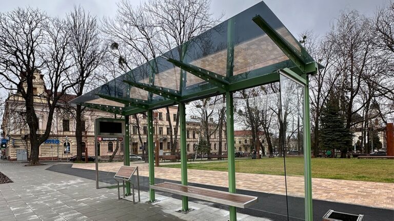 Зупинка біля скверу Дня Вишиванки у Чернівцях