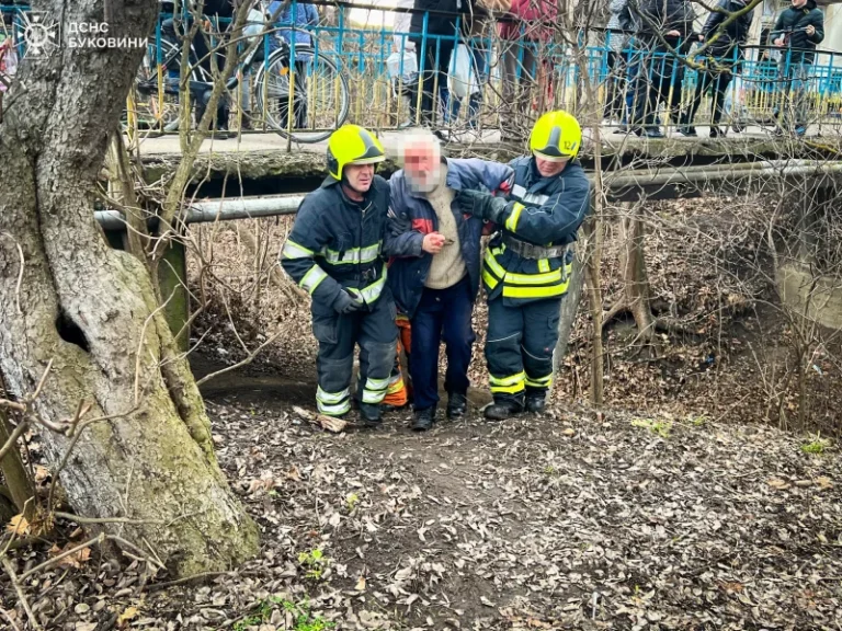 У Сторожинці чоловік впав у яр: як його рятували