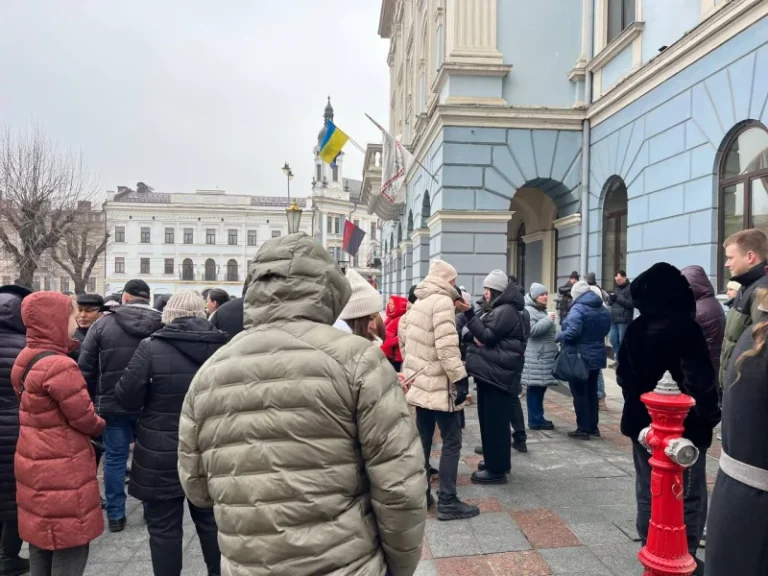 У центрі Чернівців люди вийшли на протест