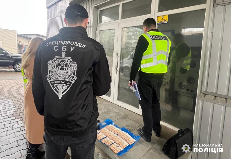 На Буковині затримали чиновницю, яка вимагала з воїна ЗСУ 3000 доларів
