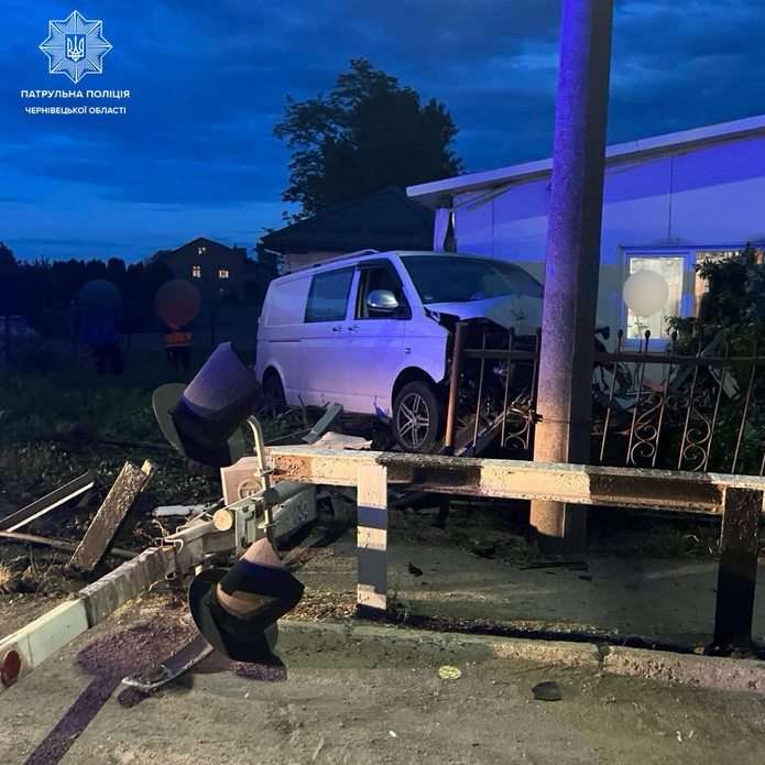 На Буковині п'яний водій на швидкості влетів в залізничний переїзд