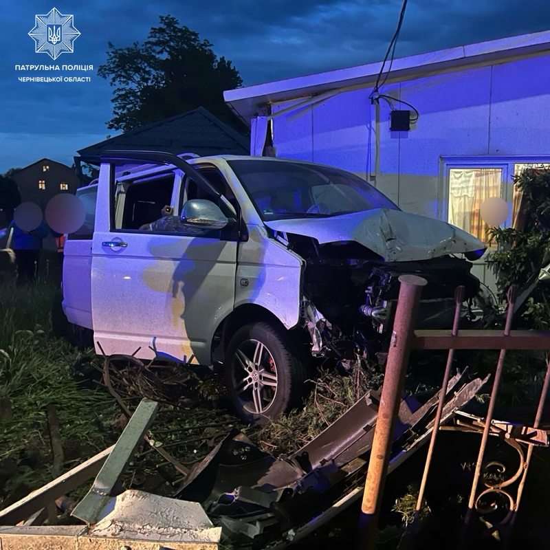 На Буковині п'яний водій на швидкості влетів в залізничний переїзд