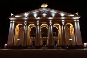 Сцена, що розповідає історію: шлях Рівненського музично-драматичного театру