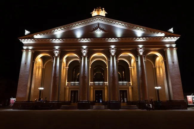 Сцена, що розповідає історію: шлях Рівненського музично-драматичного театру