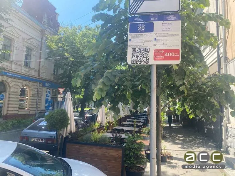 У Чернівцях паркомісця перетворюють на літні кафе