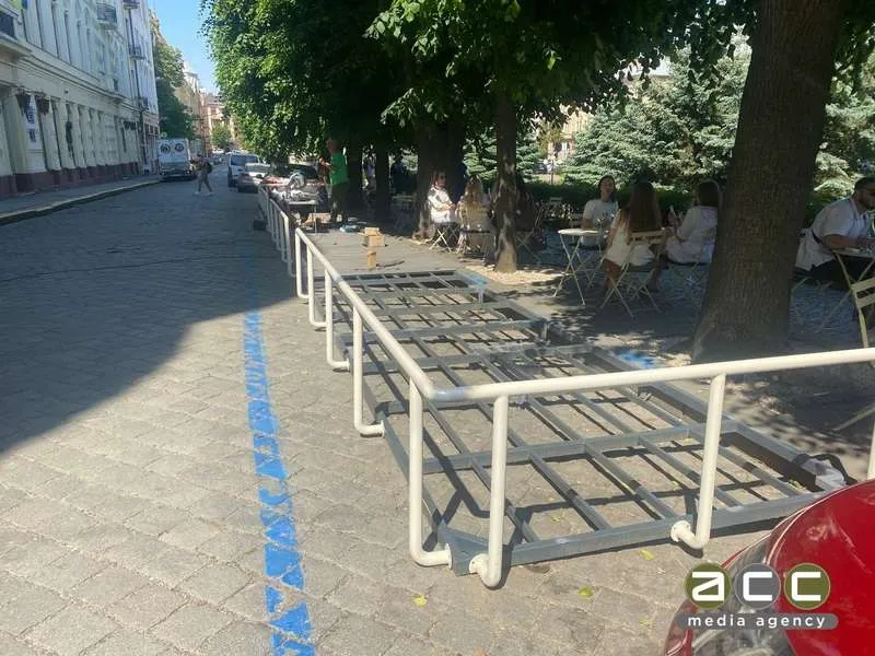 У Чернівцях паркомісця перетворюють на літні кафе