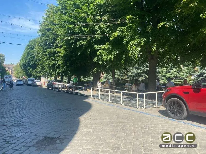 У Чернівцях паркомісця перетворюють на літні кафе