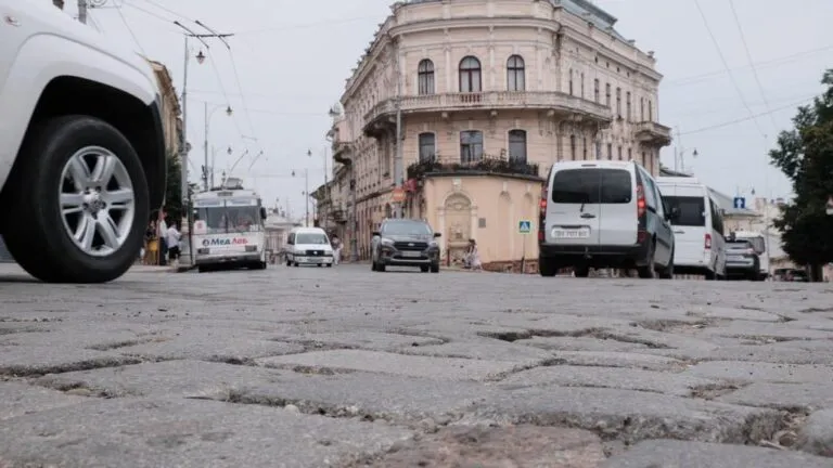 Бруківка на вулиці Головній