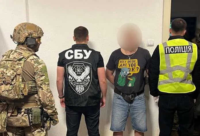 В центрі Чернівців викрили чоловіка, який продавав бойову зброю