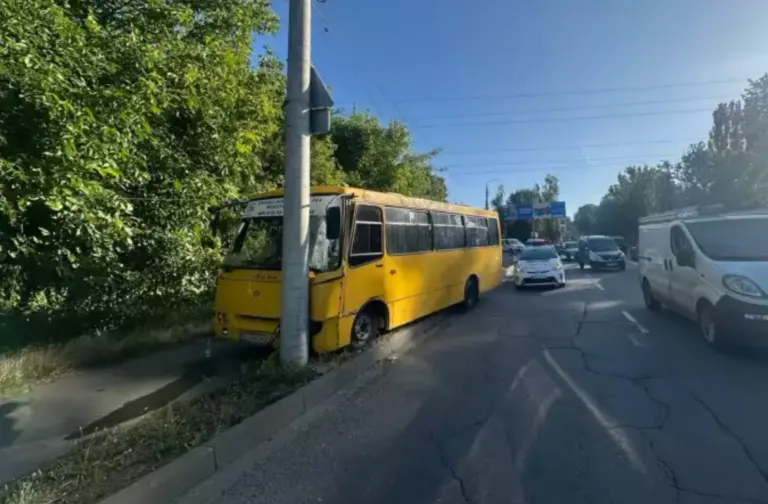 У Чернівцях маршрутка врізалась у стовп