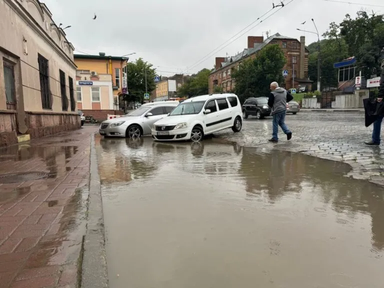 У Чернівцях пройшов справжній потоп