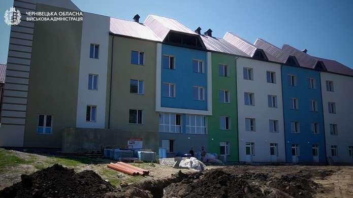 У центрі села на Буковині будують житло для переселенців (фото)