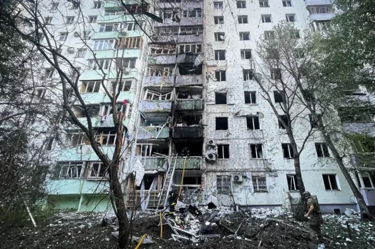 Наслідки обстрілу РФ у Чернівцях
