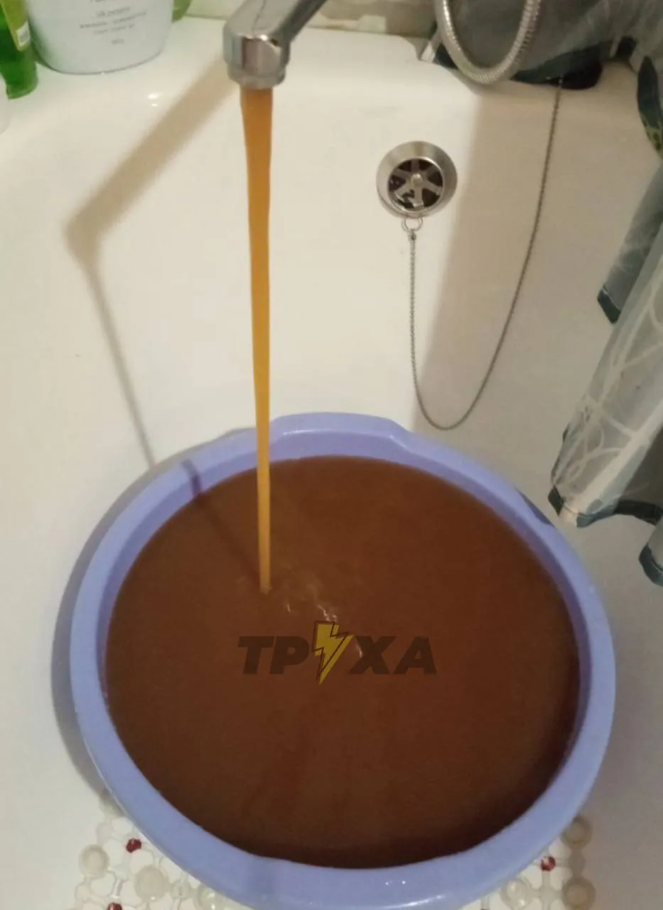 У Чернівцях в одному з житлових будинків тече брудна вода замість питної