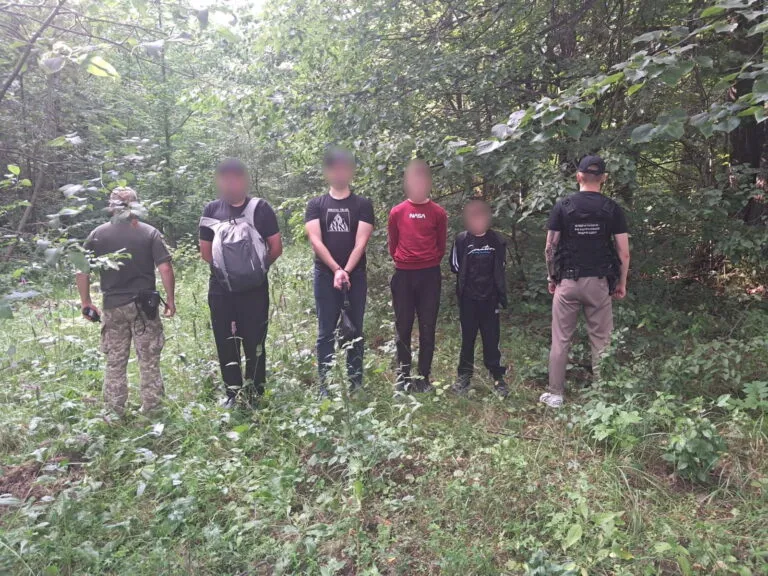 Затримані чоловіки та діти