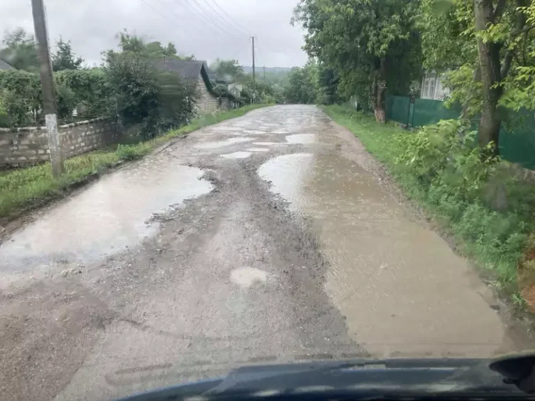 Пошкоджена дорога на Буковині