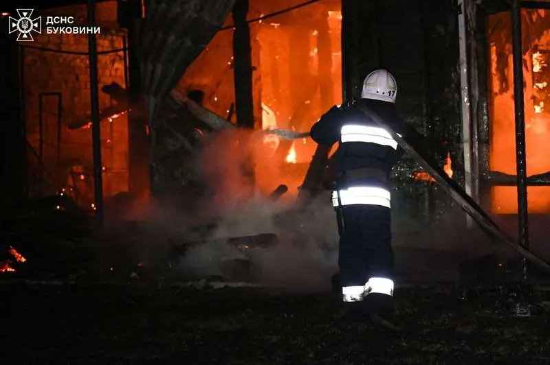 На Буковині трапилась масштабна пожежа: згорів магазин з рестораном (фото)