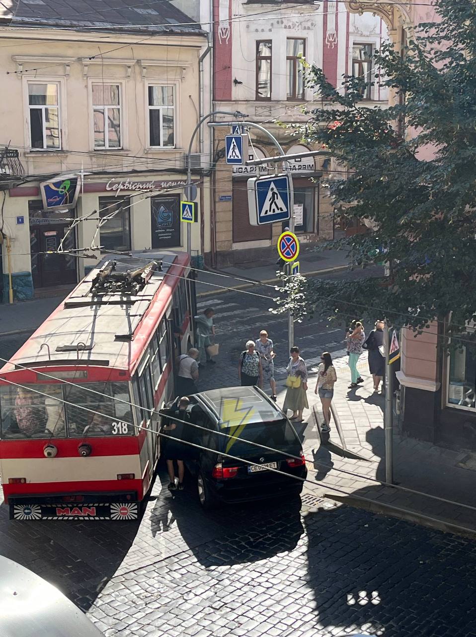 У Чернівцях легковик влетів у тролейбус з пасажирами (фото)