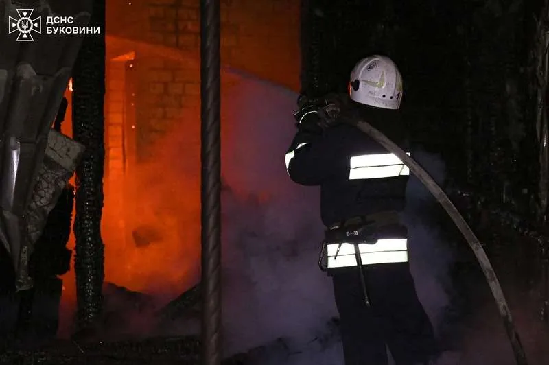 На Буковині трапилась масштабна пожежа: згорів магазин з рестораном (фото)