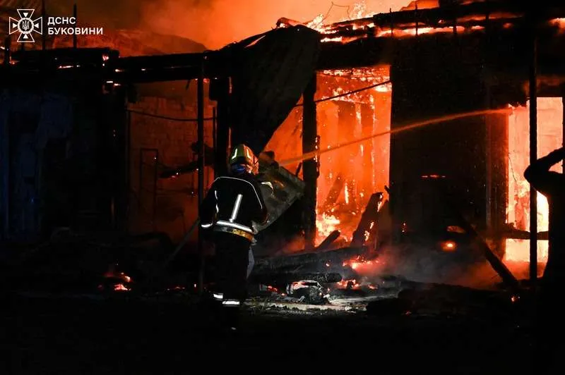 На Буковині трапилась масштабна пожежа: згорів магазин з рестораном (фото)