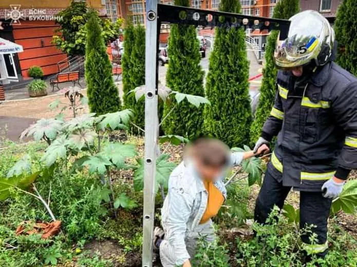 У Чернівцях жінка впала у глибокий колодязь, але залишилася цілою (фото) У Чернівцях жінка впала у глибокий колодязь, але залишилася цілою (фото)