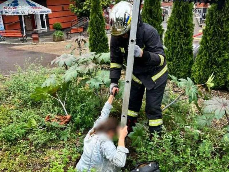 У Чернівцях жінка впала у глибокий колодязь, але залишилася цілою (фото) У Чернівцях жінка впала у глибокий колодязь, але залишилася цілою (фото)
