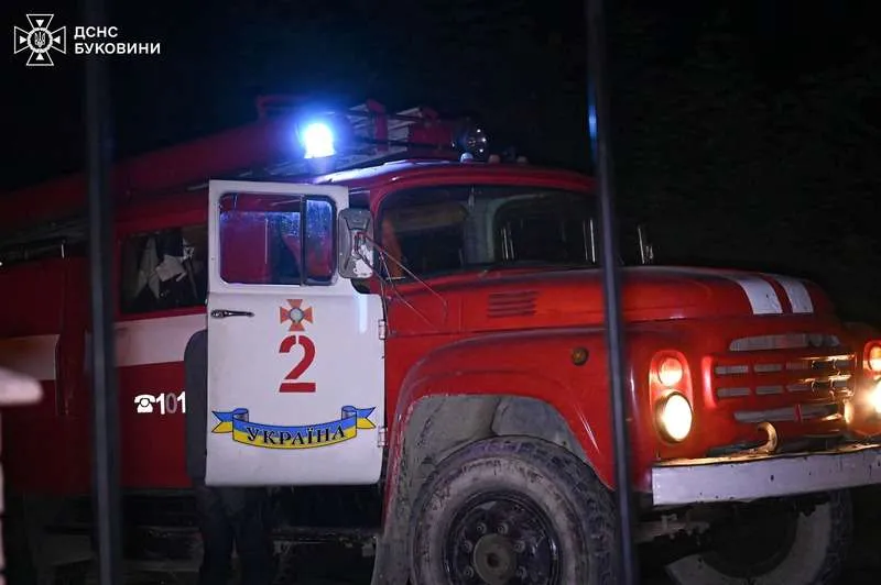 На Буковині трапилась масштабна пожежа: згорів магазин з рестораном (фото)