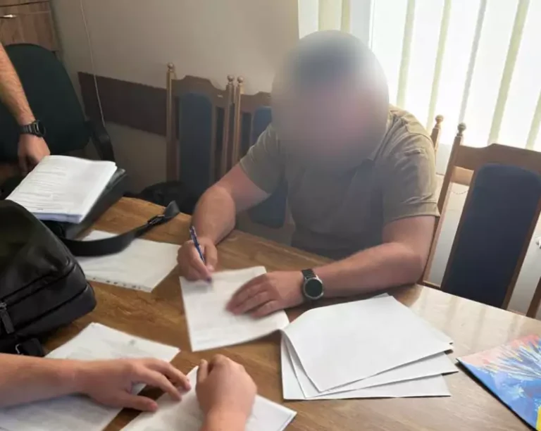 Заступник голови РВА на Буковині попався на хабарі від ухилянта