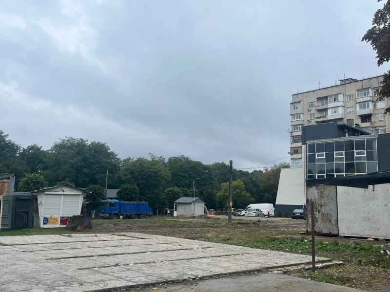 Колишній радіоринок у Чернівцях біля Черемоша