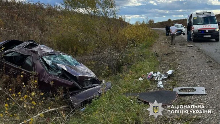 Авто перекинулося поблизу Чернівців, є травмовані