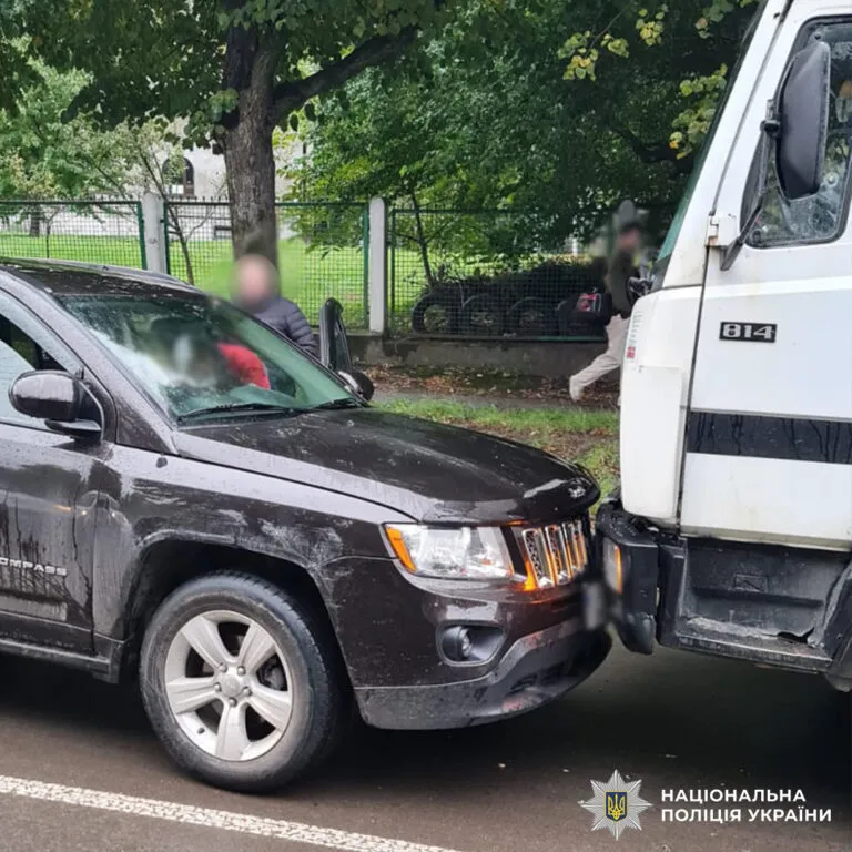 Потрійна ДТП в Чернівцях: винуватиця потрапила в лікарні