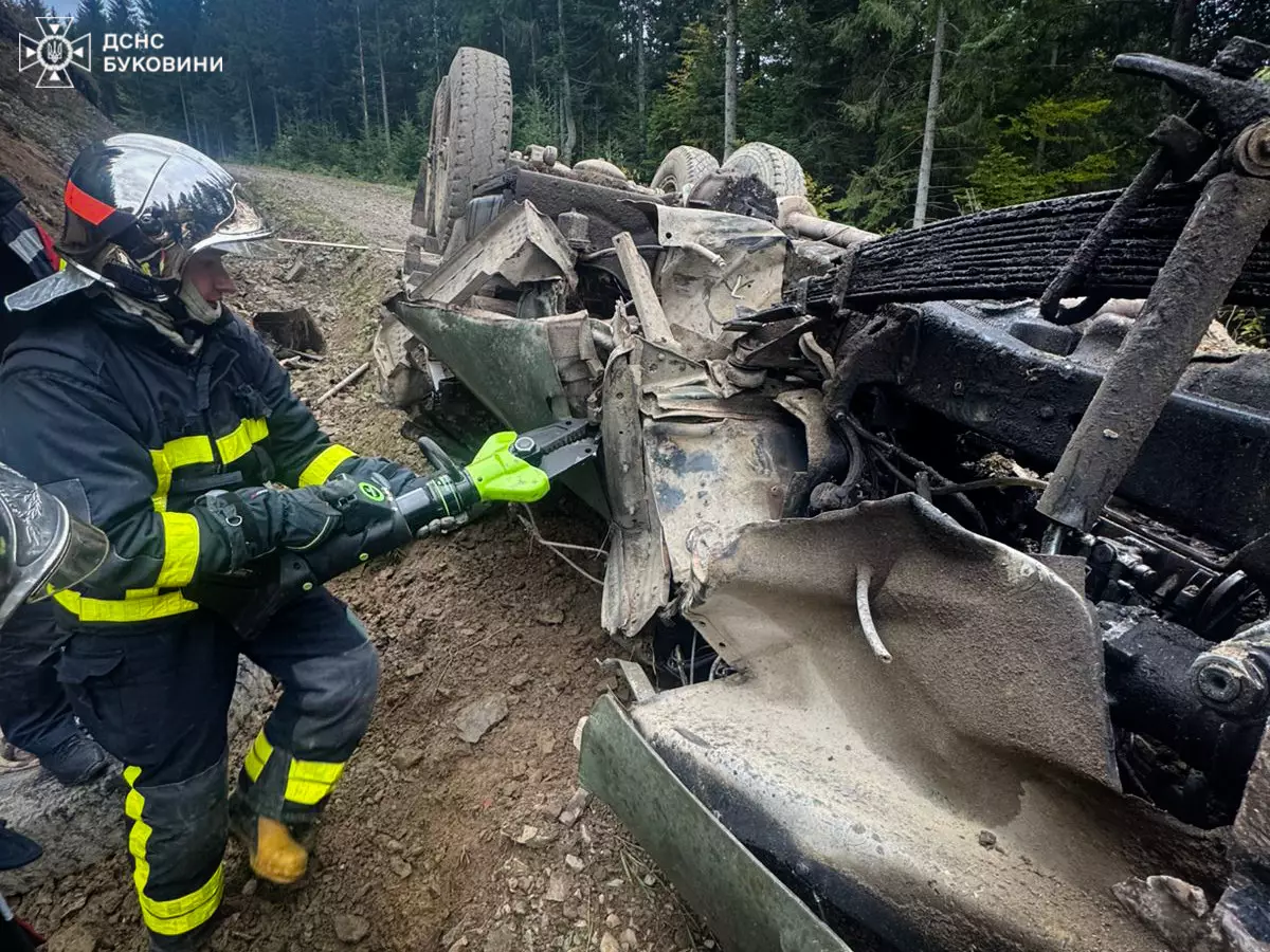 За добу на Буковині сталося дві смертельні ДТП: рятувальниками довелося деблоковувати тіла загиблих (ФОТО)