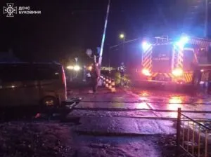 На Буковині мікроавтобус з дитиною застряг на коліях